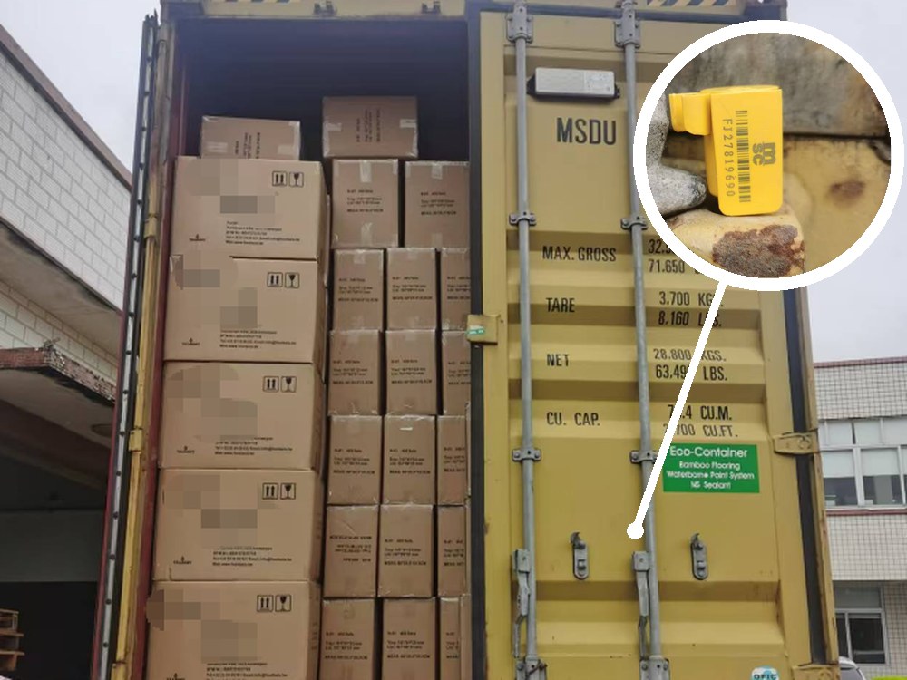 Container truck with verified safety seal at the rear doors